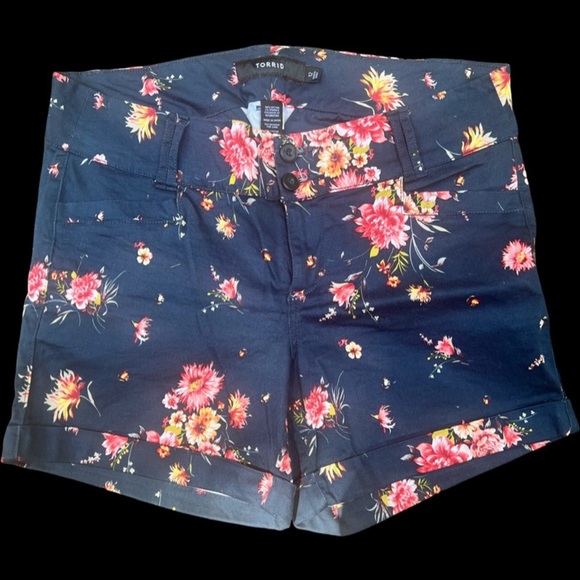 Torrid print shorts - Picture 2 of 14